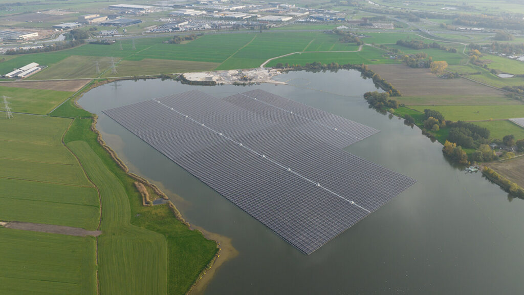 A floating solar farm seen from a bird's-eye view.