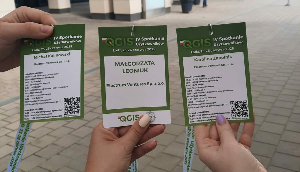 Ekipa electrum Ventures pokazuje wejściówki na spotkanie użytkowników qgis.
